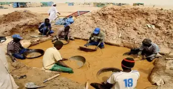 صفقة مليارية.. رجل أعمال مصري يستحوذ على مناجم ذهب في السودان