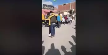 شاهد شاب يحتضن طالبة أمام مدرسة أبو حماد الصناعية: «اللي هيبصلها هضربه بالنار»