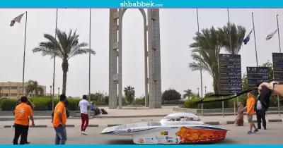 أول سيارة تعمل بالطاقة الشمسية تجوب جامعة حلوان (صور)