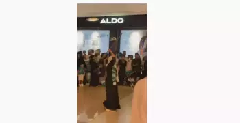 فتاة سعودية ترقص في مول تجاري احتفالا باليوم الوطني السعودي (فيديو)