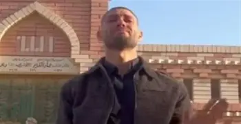 البلوجر رمزي محمود يثير الجدل بتوثيق جنازة ابنه الرضيع.. (صور)