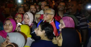 رئيس جامعة المنيا يحتفل مع الطلاب بتأهل مصر للمونديال (صور)