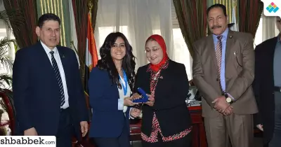 بالصور.. جامعة عين شمس تكرم طلاب كلية التجارة الفائزين بالتحدي البحثي