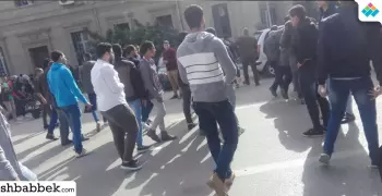 بسبب انتخابات الاتحاد.. خناقة بين طلاب حقوق القاهرة (فيديو)