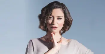 لبلبة تساندها.. الحزن يسيطر على منة شلبي في جنازة والدها