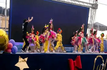 انهيار شاشة عرض مدرسة ويزنيس على طلاب KG2 أثناء حفل مسرحي.. (فيديو)