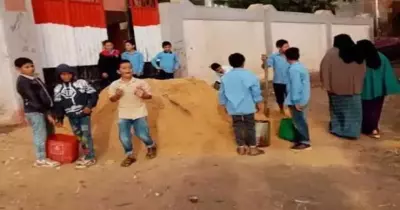 مدرسة ابتدائية تكلف طلابها بحمل الرمال لداخلها أثناء اليوم الدراسي