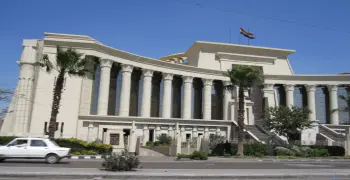 الدستورية العليا تنتصر للموظف المحبوس احتياطيا وتقضي بصرف أجره كاملا في هذه الحالة