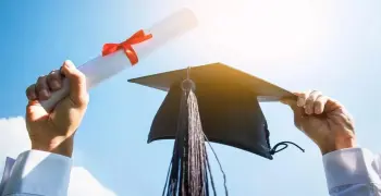 نتيجة الثانوية العامة ظهرت.. بلوجر تثير الجدل بعد احتفالها بنجاح ابنها