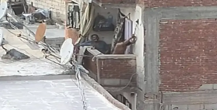  قصة فيديو طفل إسكندرية.. باباه ربطه أربع ساعات في البلكونة وبيضرب فيه 