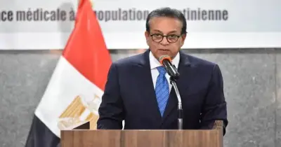 أول تعليق من وزير الصحة على ولادة حفيدته خارج مصر