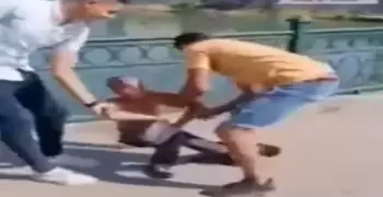 فيديو إلقاء شابين لطفل في ترعة المحمودية بالبحيرة