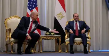 مصافحة متأخرة.. شاهد موقف طريف بين السيسي وترامب