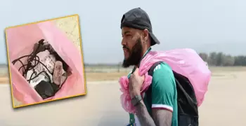 انكشف السر.. لماذا يحمل حارس مرمى منتخب الجزائر كيسا بلاستيكيا دائما؟