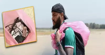 انكشف السر.. لماذا يحمل حارس مرمى منتخب الجزائر كيسا بلاستيكيا دائما؟
