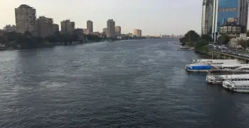واقعة صادمة.. سيدة تلقي نفسها وطفليها من أعلى كوبري بقنا