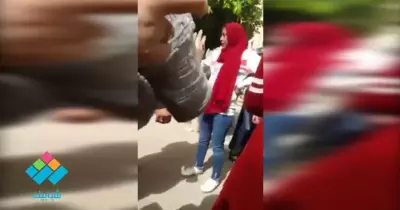 أمن جامعة الزقازيق يشتبك مع طالبة ويستولي على هاتفها (فيديو)