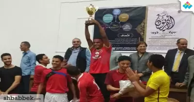 بحضور مدير اتحاد الكرة.. تكريم فريق كلية الدراسات لفوزه بكأس الجامعة (صور)