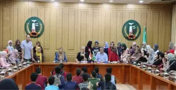 طلاب أولى ثانوي يفترشون الأرض في لقاء محافظ المنوفية