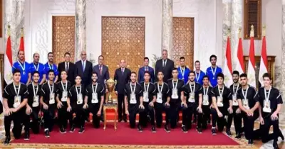 السيسي يمنح أبطال كأس العالم لليد للناشئين وسام الرياضة من الطبقة الأولى