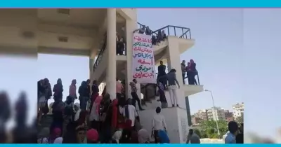 «بحبك يا مودي».. طالبة تعتذر لزميلها بلافتة في حرم جامعة السويس (فيديو)