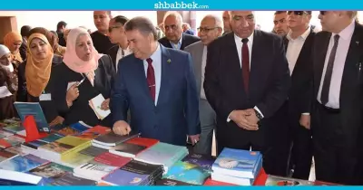 رئيس جامعة بنها يفتتح معرضا للكتاب بكلية التربية