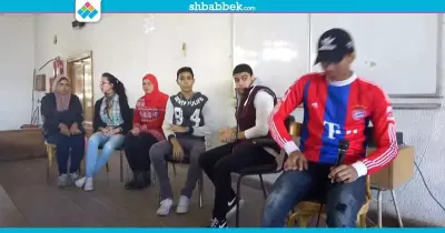 طلاب بـ«آداب حلوان» يجسدون شخصيات مشهورة في عروض مسرحية (صور)