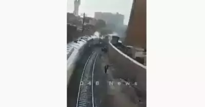 حادث قطار الجيزة.. تعرف على عدد المصابين بعد الدفع بـ17 سيارة إسعاف