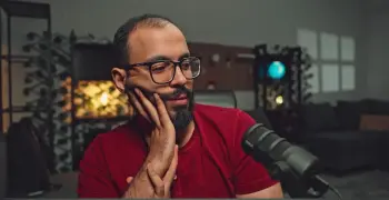 «بعد براءته» أحمد أبو زيد يبدأ «دروس أونلاين» من جديد من الإمارات