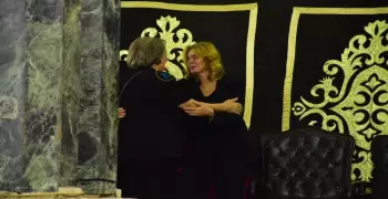 انهيار يسرا خلال تلقى عزاء والداتها بمسجد عمر مكرم