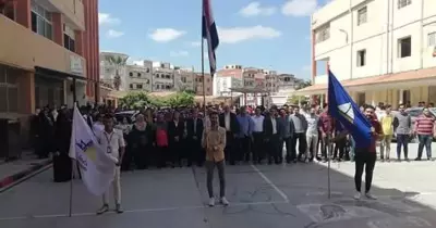 3 طلاب بكلية تجارة دمياط يتزعمون أول يوم دراسة (صورة)