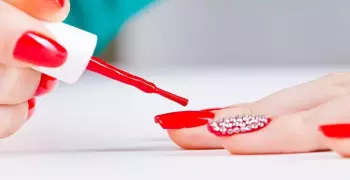 4 عادات سيئة في تجميل الأظافر.. احذريها