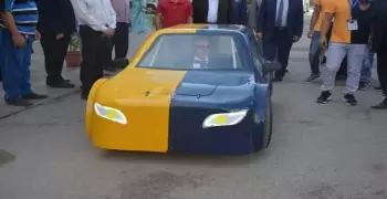 رئيس جامعة الزقازيق يشهد تجربة صناعة سيارة كهربائية لطلاب بكلية الهندسة