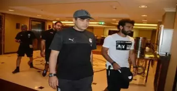 بالصور والسعر.. الحقيقة الكاملة لقميص «بلاي بوي» الذي ظهر به محمد صلاح في معسكر المنتخب