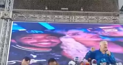 رئيس الزمالك ينشر صورة لـ«كهربا» مع فتاة لكن رد سريع يفاجئه.. (صور)