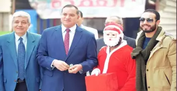«بابا نويل» في جامعة سوهاج