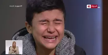 رد والدة الطفل محمود الذي ظهر مع عمرو الليثي ودفاعها عن نفسها