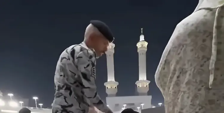  السعودية تعلن توقيف رجل أمن بعد واقعة الاعتداء على معتمر مصري بالحرم 