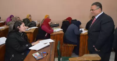 نائب رئيس جامعة عين شمس يتفقد امتحانات كلية التربية