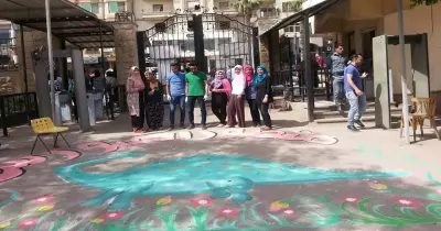 رسم ديناصور «منصوراصورص» على أرضية كلية العلوم بالمنصورة (صور)