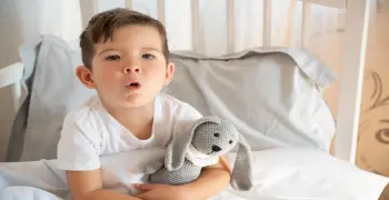 ما هي الفئة الأكثر عرضة للإصابة بفيروس الخناق الحنجري؟