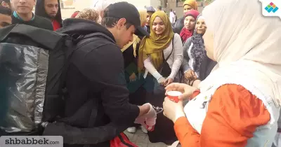 توزيع نسكافيه مجانا على طلاب جامعة القاهرة (صور)