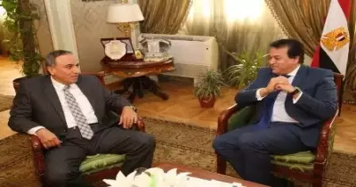 وزير التعليم العالي يلتقي نقيب الصحفيين