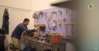 سائق تاكسي يبث الأمل في حياة ذوي الاحتياجات الخاصة.. ما قصته؟ (فيديو)