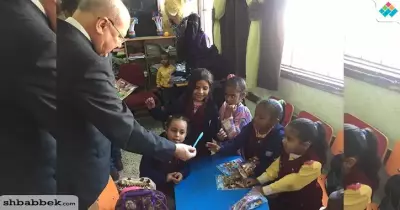 بالصور.. رئيس جامعة الزقازيق يقدم هدايا لتلاميذ مدارس «شلاتين»
