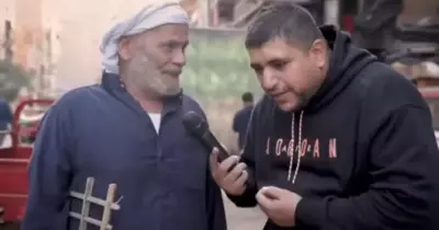 فيديو حلال دول يا واد عمي كامل قصة الحاج عبد العظيم مع مذيع الشارع