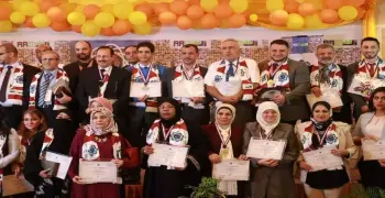 تكريم باحثين من جامعة بنها في مؤتمر علمي بماليزيا
