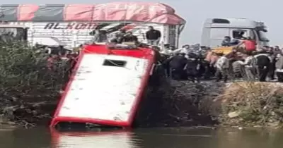 حادث المنصورة اليوم.. سقوط أتوبيس في ترعة الرياح التوفيقي (صور)
