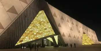 أغنية افتتاح المتحف المصري الكبير.. أنشودة هيروغليفية تغزو مواقع التواصل رغم كونها غير رسمية