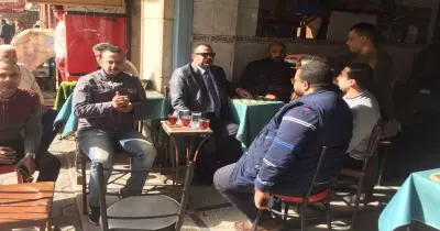 3 مصريين جلسوا على مقهى فدهستهم  سيارة